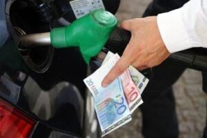 Codacons, il petrolio cala ma i prezzi dei carburanti salgono ancora