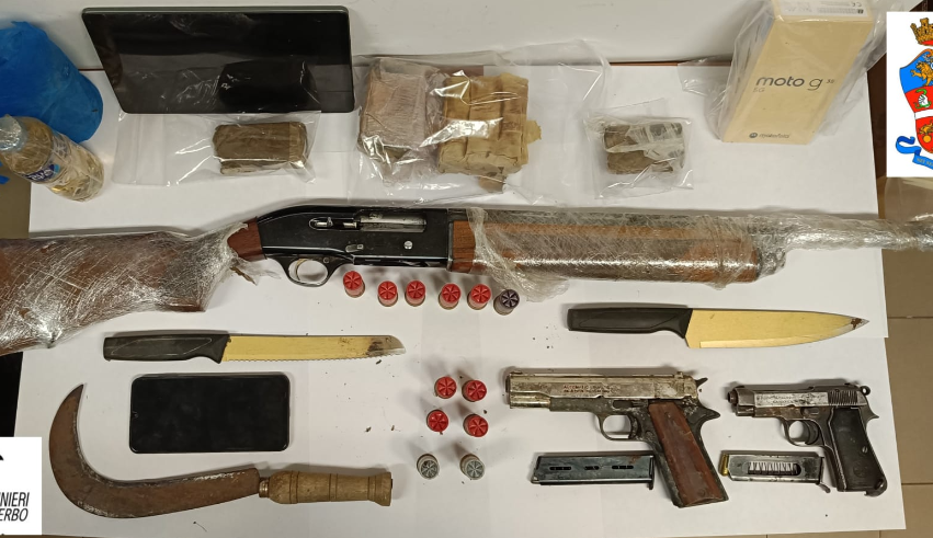 Viterbo – Blitz dei carabinieri nei boschi: a San Martino trovate pistole, droga e anche fucili semiautomatici