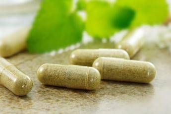 Moringa, curcuma e spirulina. L’immunologo sugli integratori: “Non c’è assenza di rischi”