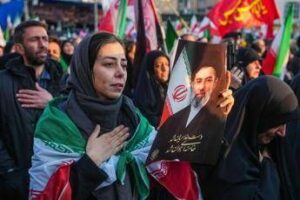 Iran, Mojtaba Khamenei rompe il silenzio: “Voglio vendetta contro Usa, lo stretto di Hormuz resterà chiuso”