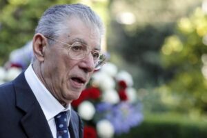 Addio a Umberto Bossi, il “senatur” fondatore della Lega si è spento all’età di 84 anni