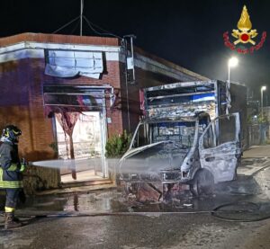 Santa Marinella – Furgone in fiamme in via Borsellino: paura tra i residenti