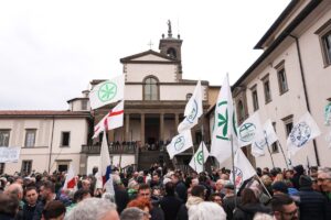 A Pontida l’ultimo saluto dei militanti leghisti a Bossi