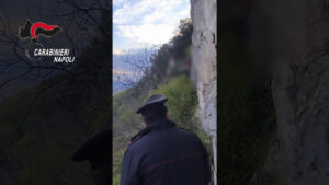 Tratto in salvo 48enne che minacciava il suicidio nel Napoletano: le immagini