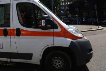 Lucca, scontro tra pullman e auto: morto un uomo, ferita una donna