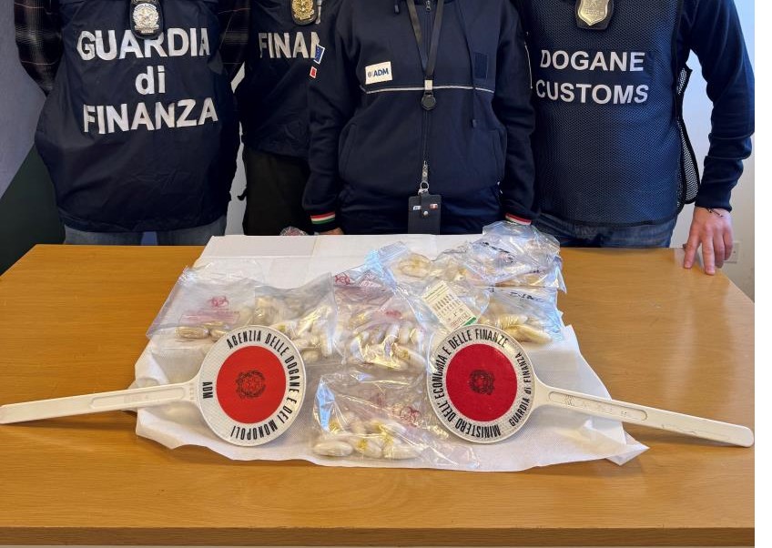 Roma – Corriere della droga fermato all’aeroporto, nello stomaco cento ovuli per oltre un kg di cocaina e hashish
