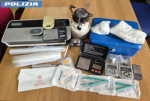 Roma – Blitz della polizia a Torrevecchia: box auto trasformato in “raffineria” del crack