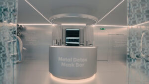 Cura dei capelli, a Milano l’installazione immersiva Metal Detox Capsule