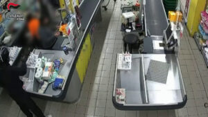 Rapina a mano armata in un supermercato, due arresti a Roma