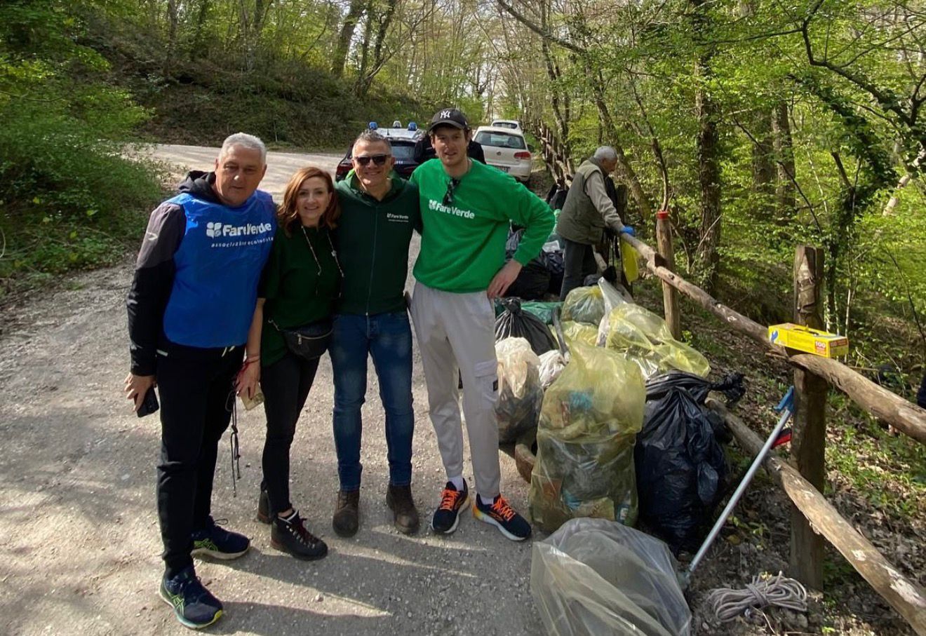 Vetralla – Rifiuti abbandonati nel bosco, Fulvia Amadeo (Fare Verde): “Grazie ai Carabinieri Forestali per il prezioso lavoro”