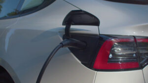 Mercato auto Ue, Italia guida la ripresa ma resta indietro nell’elettrico