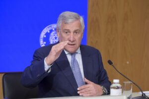Iran, Tajani “Nessuna trattativa per passaggio navi italiane in Stretto Hormuz”