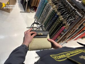 Roma – Maxi blitz della Guardia di Finanza: sequestrati 15mila prodotti falsi, due denunciati