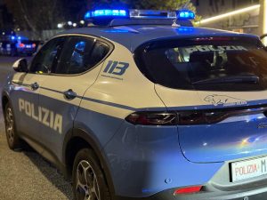 Roma – Rubano 30000 euro in un negozio e cercano di depistare la Polizia con un cambio d’auto in corsa: due giovani in manette