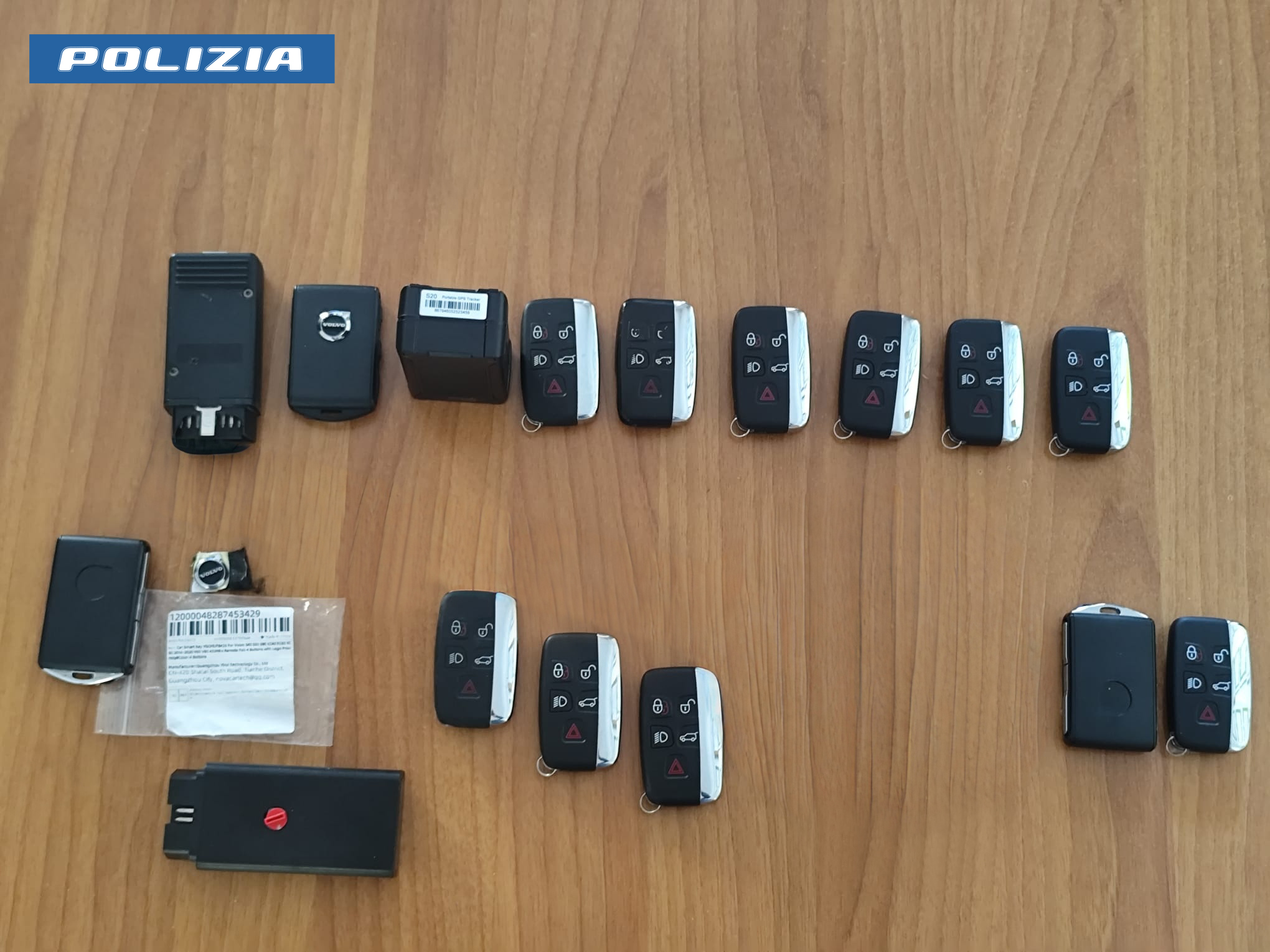 Roma – Ondata di furti di auto di lusso, sgominata una banda mentre cercava di impossessarsi di una Jaguar