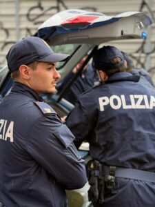 Roma – Prende a pugni un anziano e lo trascina a terra per derubarlo: arrestato trentottenne