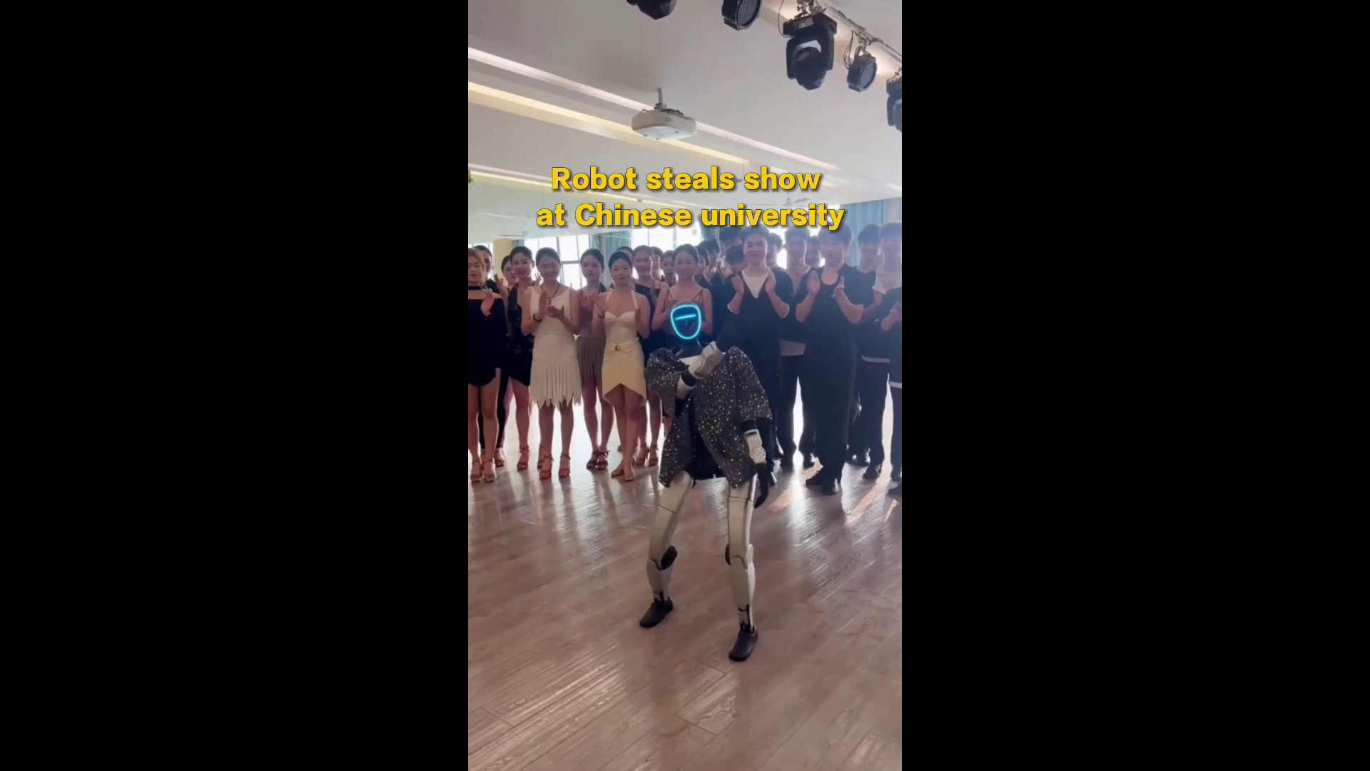 un-robot-balla-con-gli-studenti-in-ununiversita-cinese