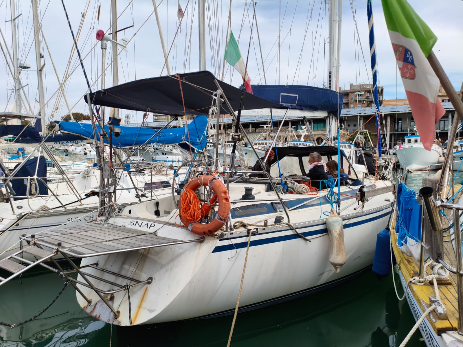 Civitavecchia – Città in piazza per la Flotilla: corteo e saluto alla barca in partenza