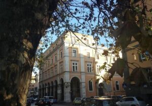 Latina – Tribunale minori: padre con braccialetto elettronico, affido super esclusivo bimba a mamma