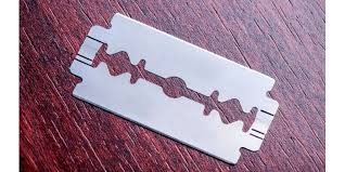 Latina – Quindicenne buttata a terra da una coetanea e sfregiata in viso con una lametta