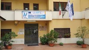 Frosinone – Studentessa si barrica nel bagno della scuola, scatta piano anti suicidio