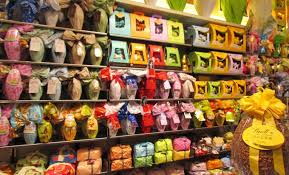 Tivoli – Entra al supermercato e riempie le buste con 50 uova di Pasqua senza pagarle: bottino di oltre 1000 euro