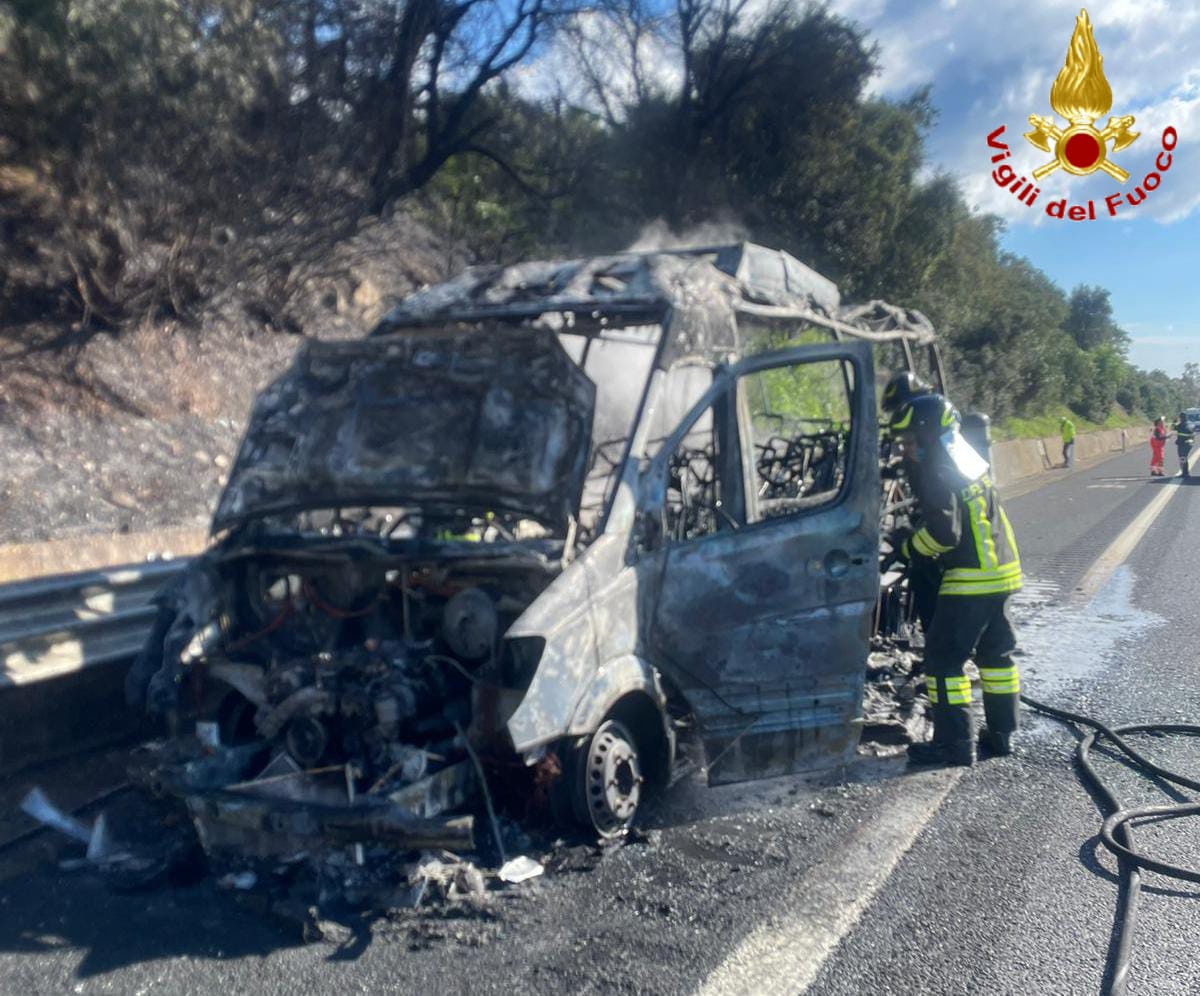 Civitavecchia – Fiamme nel traffico sulla A12, furgone completamente distrutto