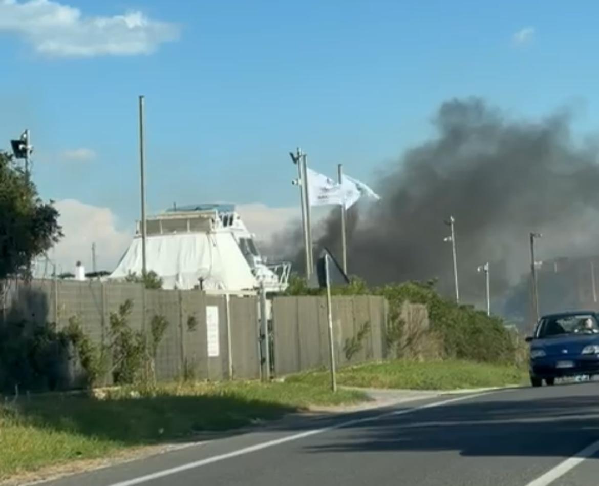 Santa Marinella – Paura sull’Aurelia, a fuoco l’ex piscina comunale (FOTO)