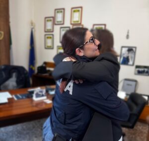 Roma – Tenta di lanciarsi dal quinto piano: salvato in extremis da due agenti