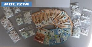 Roma – Nascondevano la droga nel vano ascensore: incastrati dal fiuto infallibile del cane Faro (VIDEO)