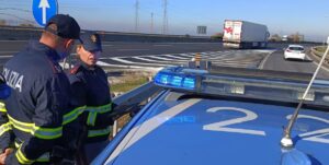 Roma – Ubriaco e senza un pneumatico guida in autostrada, arrestato dalla Polizia