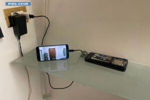 Roma – Avevano allestito in casa un market della droga con clienti selezionati da una spy-camera, arrestata coppia con mezzo chilo di cocaina