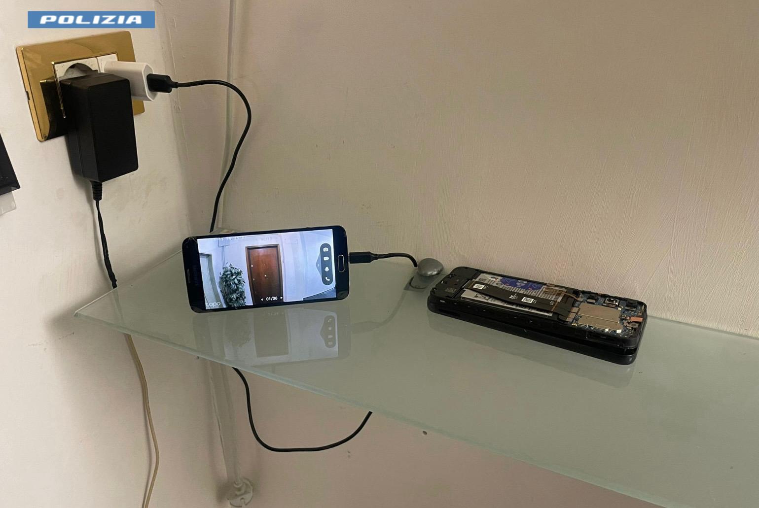 Roma – Avevano allestito in casa un market della droga con clienti selezionati da una spy-camera, arrestata coppia con mezzo chilo di cocaina