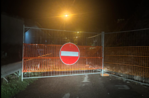 Montefiascone – Strada chiusa dopo la frana: «Da un mese non possiamo entrare a casa». La sindaca: «Prima la sicurezza»