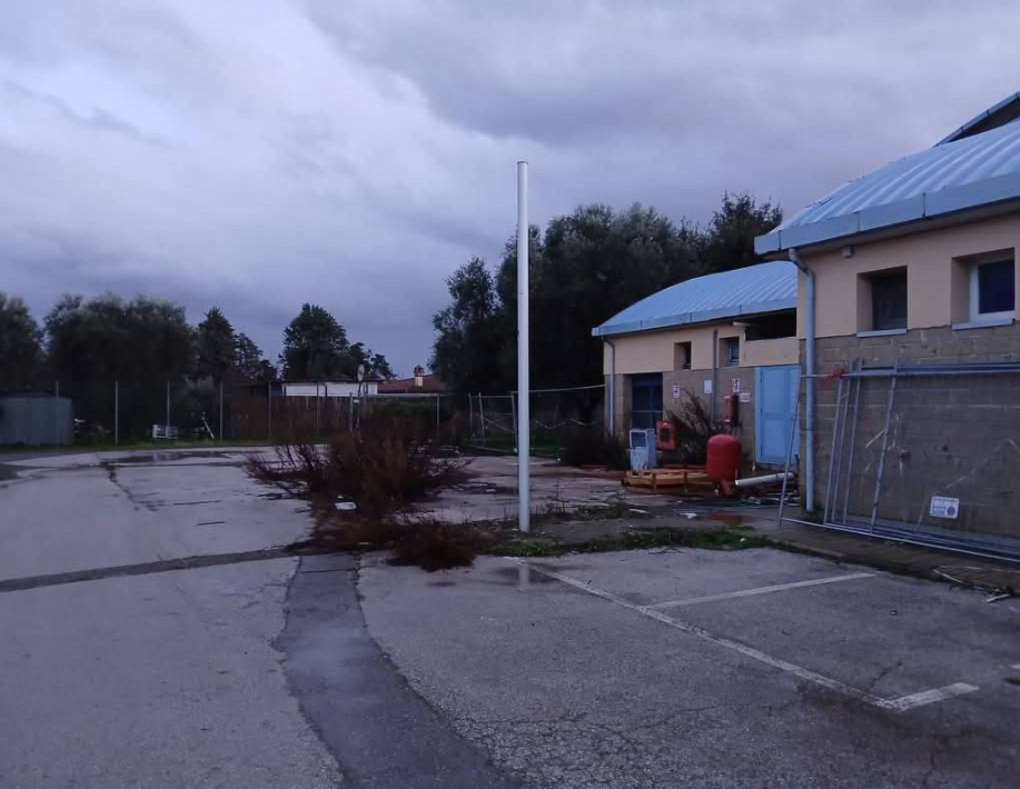 Montalto di Castro – Piscina comunale, il giallo della gru e i cantieri fantasma. Il M5S: “Promesse disattese, nessuna traccia dei lavori”
