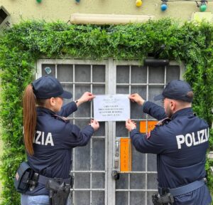 Roma – Cocaina, alcol fuori orario e party “liberi”: la polizia chiude locale della mala movida alla Garbatella