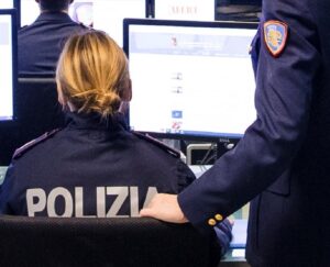 Giornalista ex vice-direttore di un tg nazionale e professoressa arrestati per violenza sessuale su minori: si scambiavano le foto della figlia e dei nipotini nudi