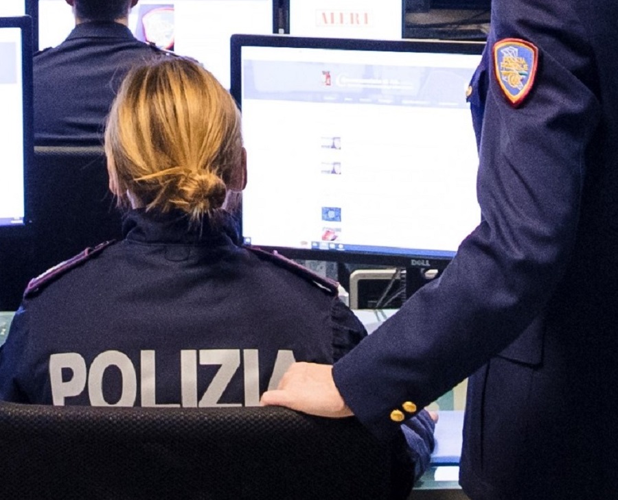 Giornalista ex vice-direttore di un tg nazionale e professoressa arrestati per violenza sessuale su minori: si scambiavano le foto della figlia e dei nipotini nudi