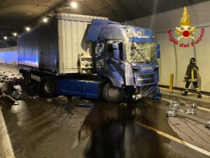 Sfiorata tragedia sulla 675: semirimorchio perde il controllo, strada bloccata verso Orte