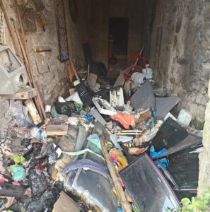 Viterbo – Via delle Caprarecce: degrado senza fine. “Qui viviamo tra insicurezza e rischio incendi” (FOTO)