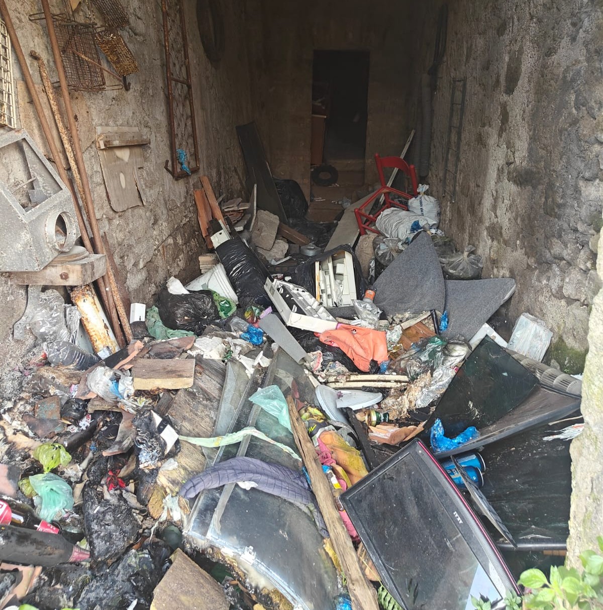 Viterbo – Via delle Caprarecce: degrado senza fine. “Qui viviamo tra insicurezza e rischio incendi” (FOTO)