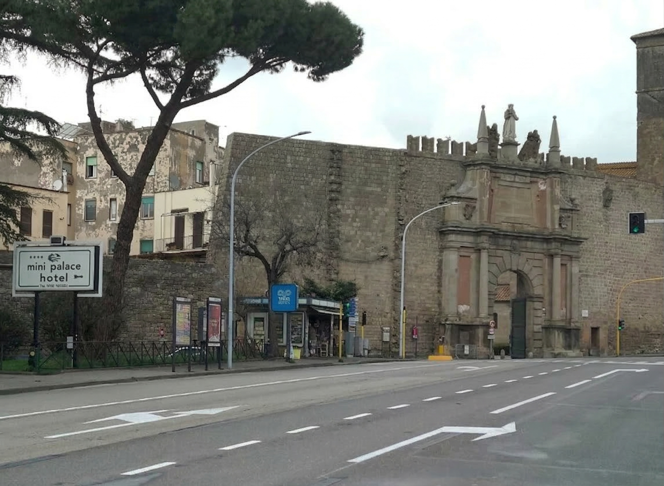 Viterbo – Eliminata una corsia a Porta Romana per la pista ciclabile: il caos è servito