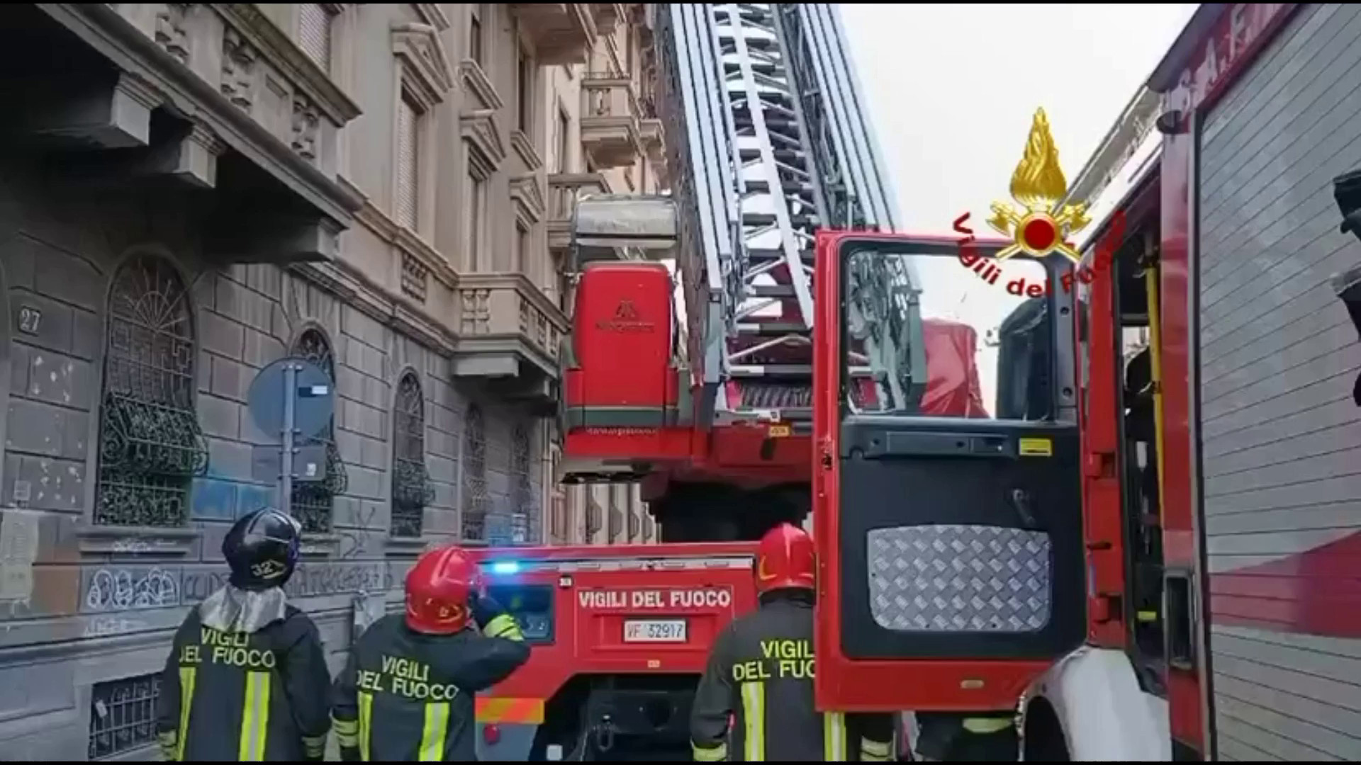 incendio-in-una-palazzina-a-milano-evacuati-i-condomini-le-immagini