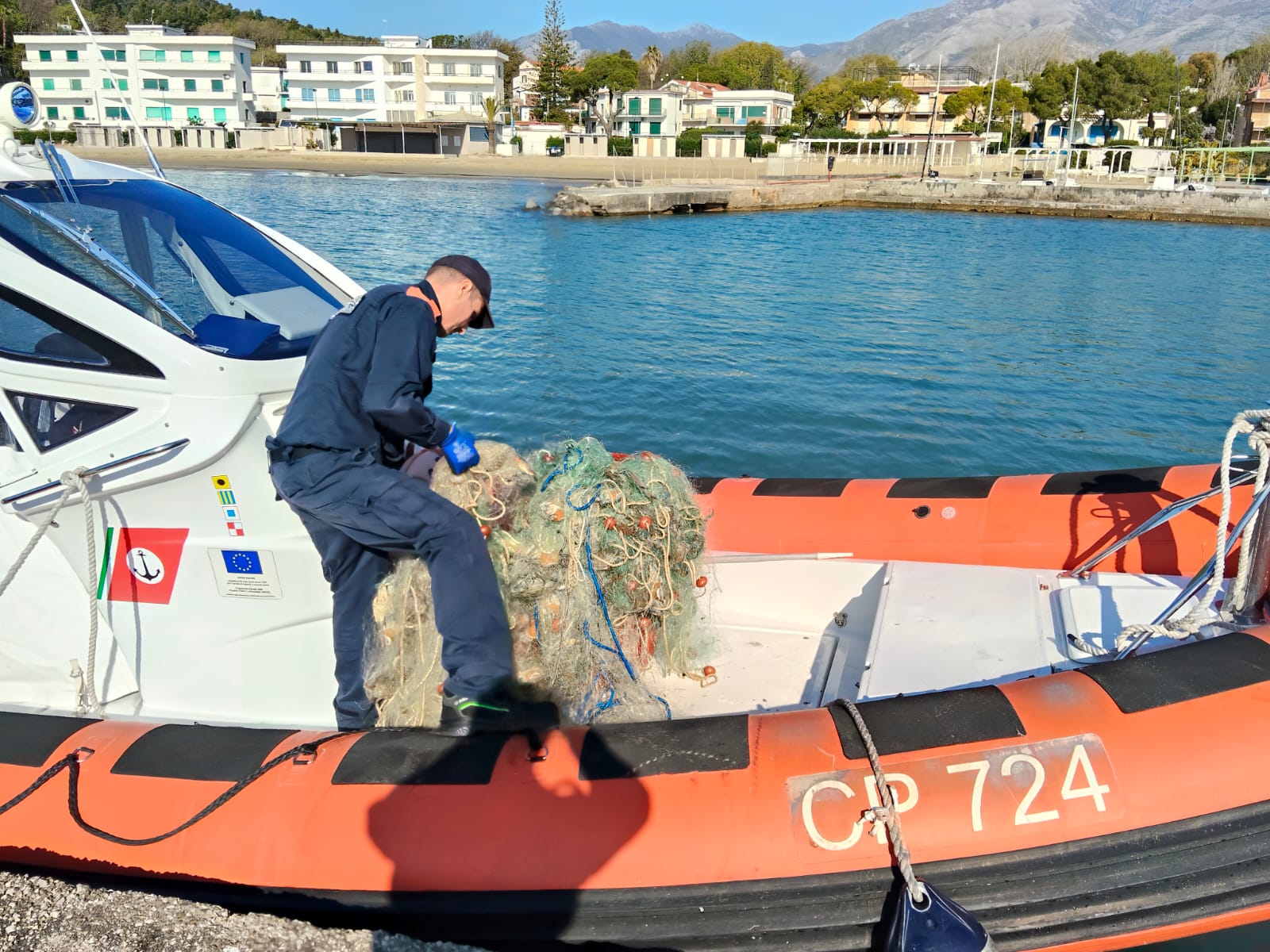 Santa Marinella – Controlli della Guardia Costiera: ristorante con oltre 20 kg di ricci di mare privi di tracciabilità (FOTO)