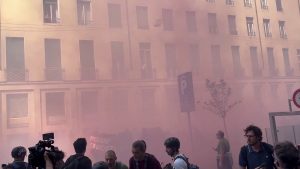 Corteo centri sociali a Milano,fumogeni e petardi contro la Polizia: le immagini
