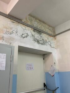 Fabrica di Roma – Crollo di calcinacci all’asilo e il sindaco insulta una mamma preoccupata: “Sei una rompipalle” (VIDEO)