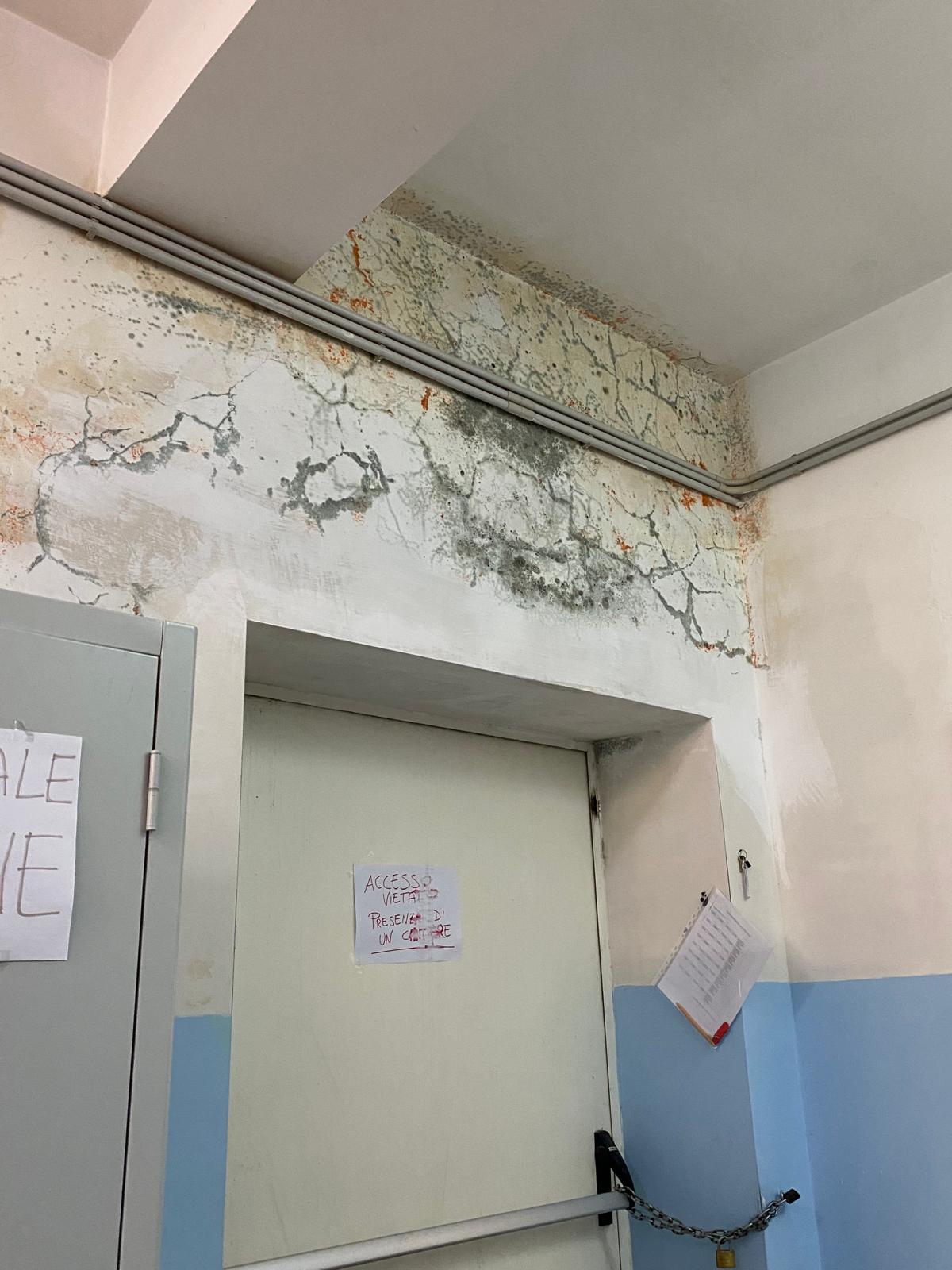 Fabrica di Roma – Crollo di calcinacci all’asilo e il sindaco insulta una mamma preoccupata: “Sei una rompipalle” (VIDEO)