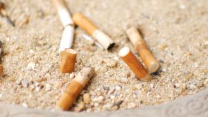 Spiagge italiane, boom di mozziconi e plastica