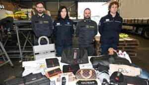 Roma – La Finanza contro l’abbigliamento contraffatto: sequestrato banco con 146 capi di brand falsificati