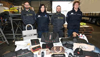 Roma – La Finanza contro l’abbigliamento contraffatto: sequestrato banco con 146 capi di brand falsificati